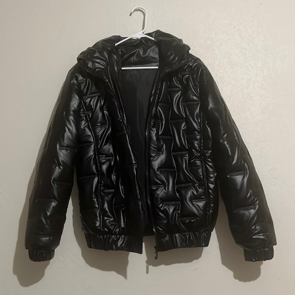 Shien, this is new with no tags, can be worn for men or women.